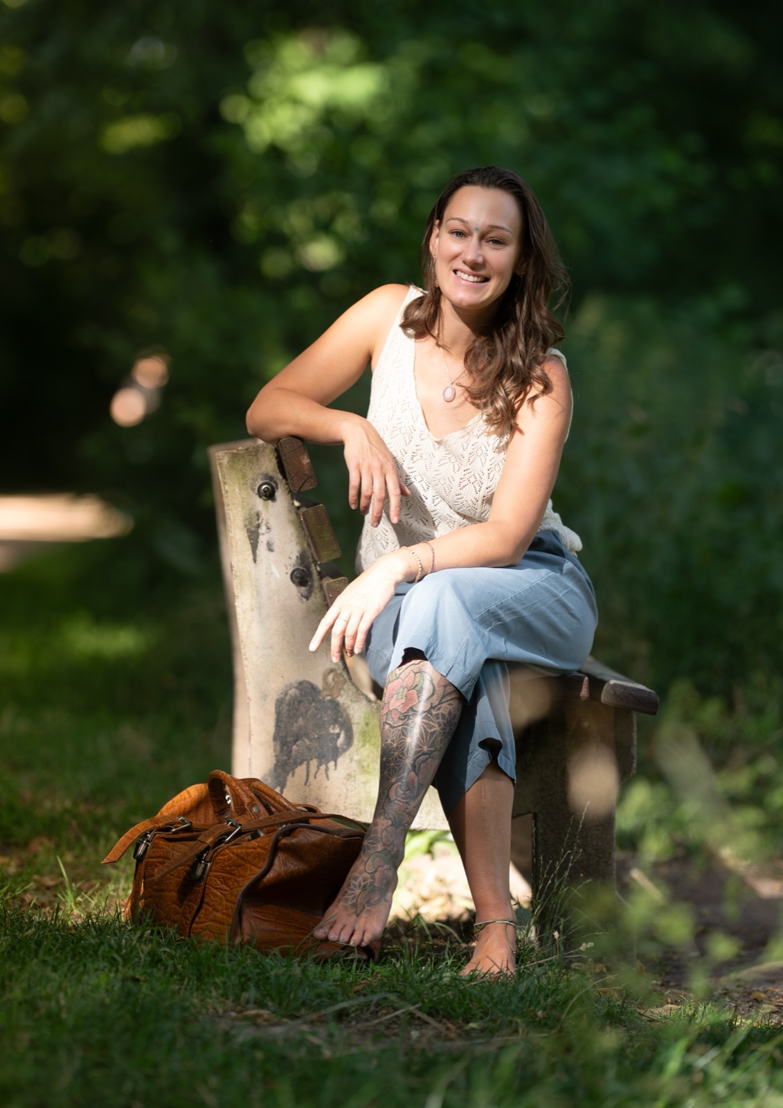 Sandra Stenzel entspannt auf einer Bank im Park